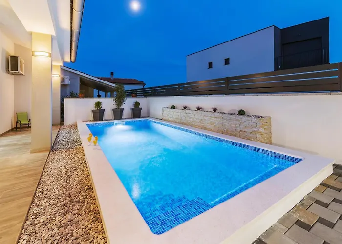 Stunning In Skatari With Wifi Holiday home Pula