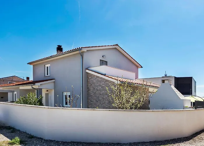 Holiday home Stunning In Skatari With Wifi *