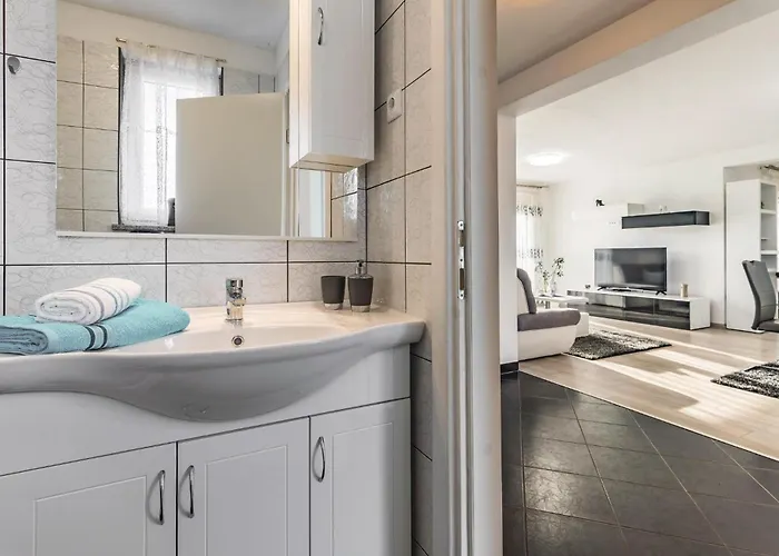 Holiday home Stunning In Skatari With Wifi *