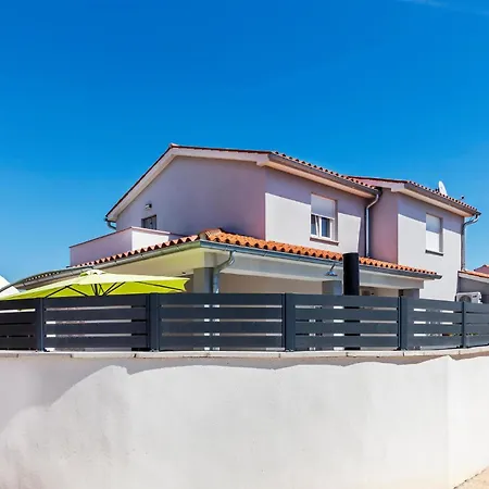 Holiday home Beautiful In Skatari Pula